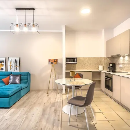 Tampa Gardens Sunny - Adults Only Apartamento Braşov